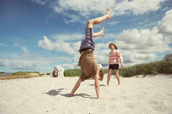 Felice Teen Bambini Gioiosi Che Giocano Sulla Spiaggia Estiva Bianca — Foto Stock