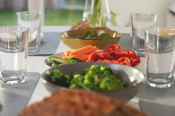 Frühstück Nahaufnahme Mit Eiern Vollkornbrot Grünem Frischem Brokkoli Und Orangensaft lizenzfreie Stockfotos