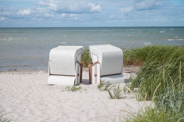 Romantic Sea Scene White Beach Wicker Beach Chair Summer Sunny Лицензионные Стоковые Фото