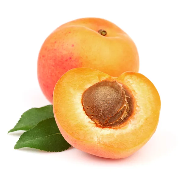 Reife Aprikosen mit Blatt — Stockfoto
