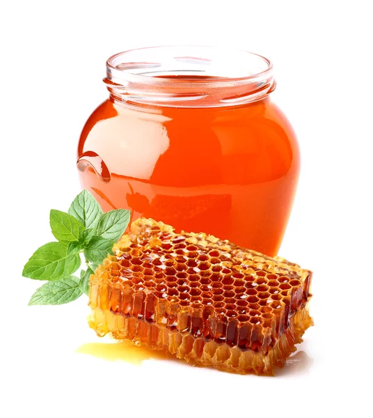 Mel fresco com favos de mel e hortelã — Fotografia de Stock