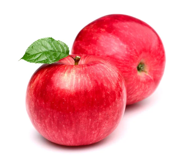Красные яблоки с листьями — стоковое фото