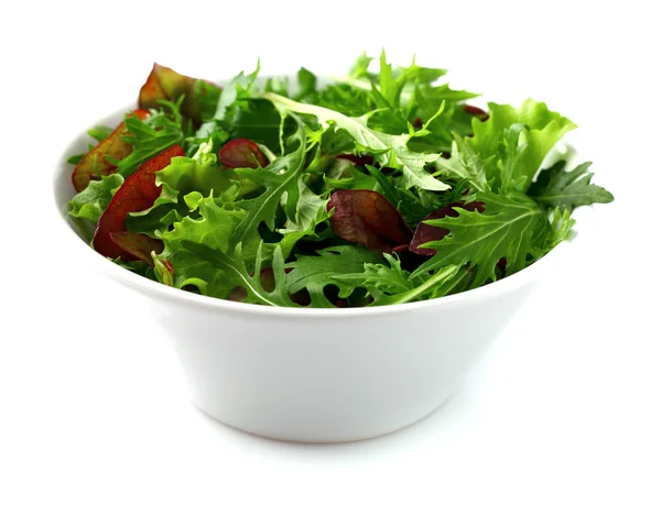 Beyaz bir tabak taze salata — Stok fotoğraf