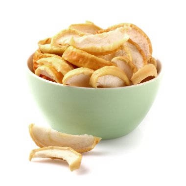 bir tabak içinde kurutulmuş elma