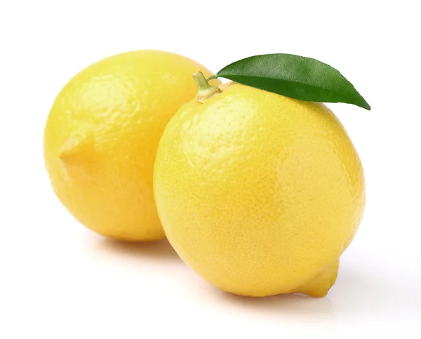 Два соковитих лимона з листям — стокове фото