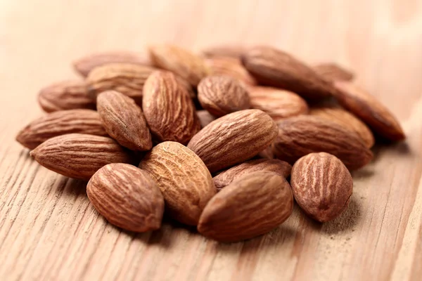 Tahta arka planda badem