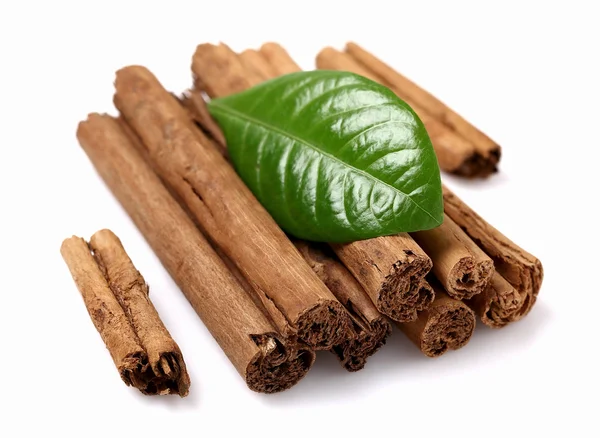 Corteza seca de canela con hoja — Foto de Stock