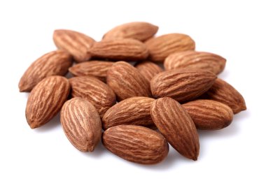 beyaz zemin üzerine kurutulmuş badem