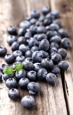 Ahşap bir arka planda yabanmersini