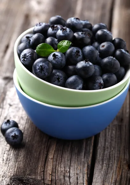 中厚板的新鲜蓝莓 — 图库照片