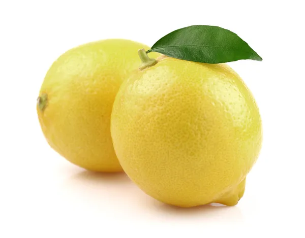 Lemon segar dengan daun — Stok Foto