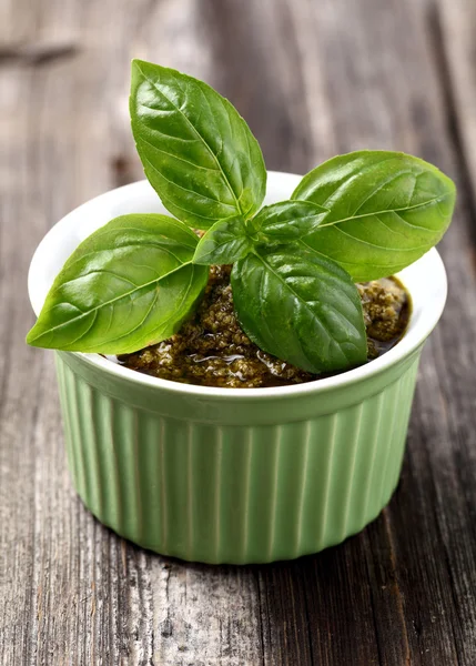 Pesto op een houten achtergrond — Stockfoto