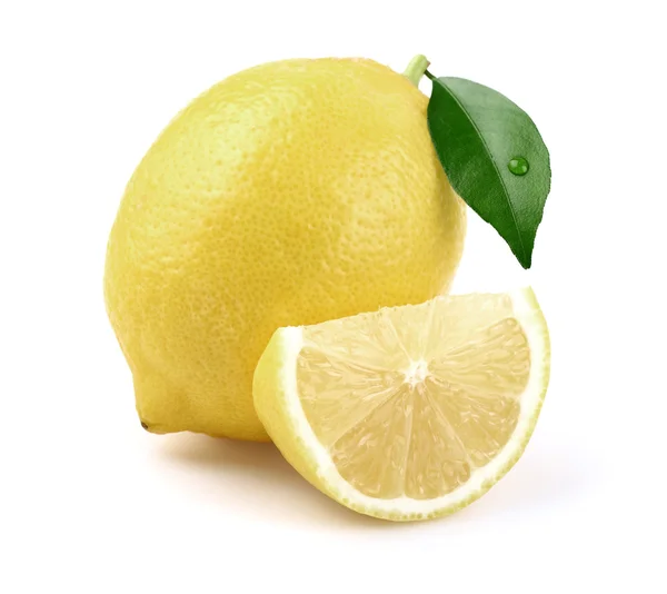 Saftiga citron med blad — Stockfoto