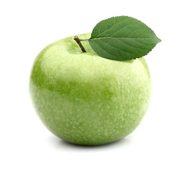 Grüner Apfel mit Blatt — Stockfoto