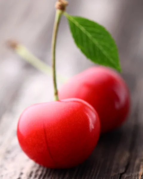 Cherry pada latar belakang kayu — Stok Foto