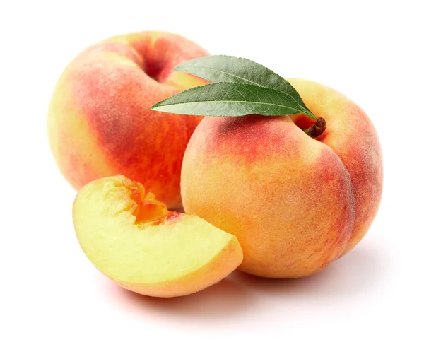 Ripe peaches with leaves — Stock Photo, Image
