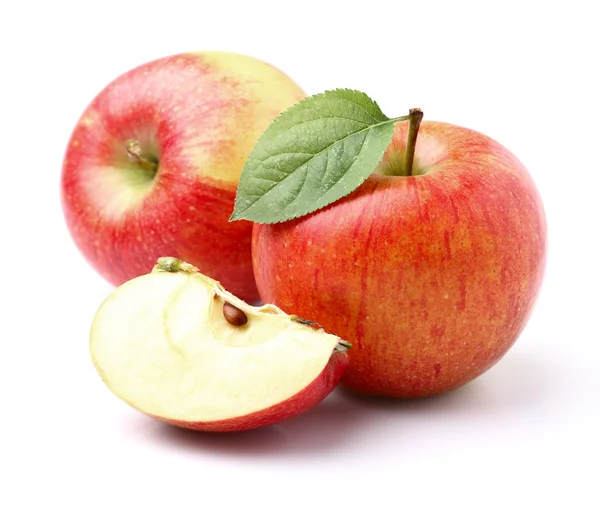 Äpple med blad — Stockfoto