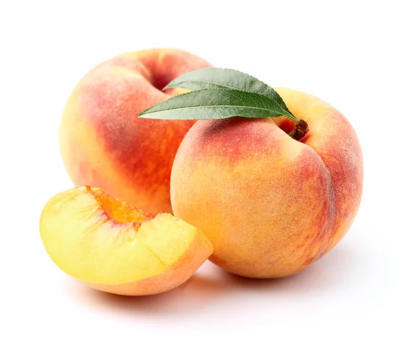 Juicy peaches with leaves — Stock Photo, Image