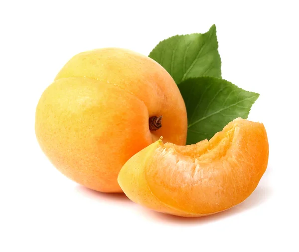 Спелый абрикос с ломтиком — стоковое фото