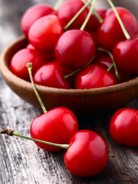 Tahta bir arka planda olgun kiraz