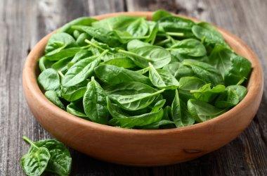 Bebek ıspanak bir ahşap plaka