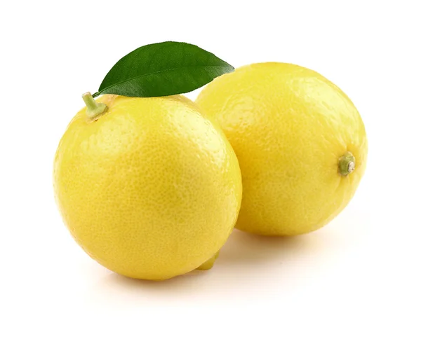 Два лимона с листом — стоковое фото