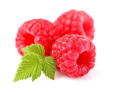 Beyaz arkaplanda ahududu