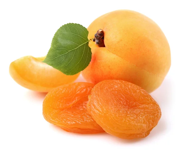 Aprikoser med blad — Stockfoto