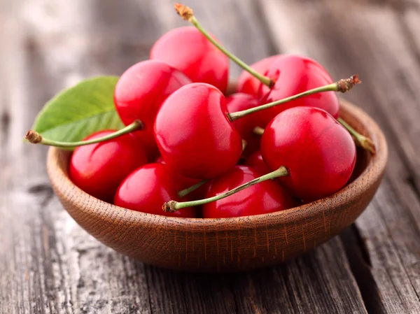 Cereza dulce en un plato de madera — Foto de Stock