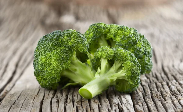 Broccoli Florets Wooden Background — Stock Photo, Image