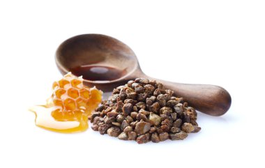 Beyaz arka planda propolis tanecikli bal petekleri