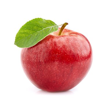 Beyaz arkaplanda yapraklı elma