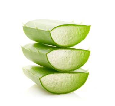 Aloe Vera dilimler beyaz arka plan üzerinde