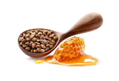 Tahta kaşıkta bal peteğiyle Propolis granülü. Doğal antibiyotik.