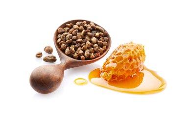 Tahta kaşıkta yabani bal peteğiyle Propolis granülü. Doğal antibiyotik.