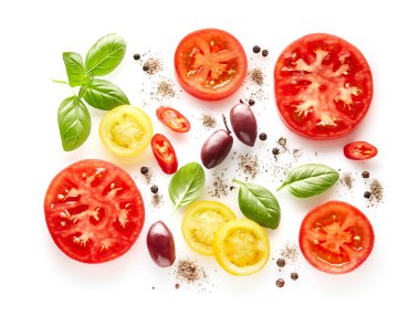 Fesleğen, zeytin, domates ve baharatlar beyaz arka planda