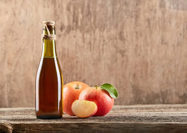 Äppelvinäger Cider Med Äppelfrukt Gammal Trä Bakgrund Jäst Produkt — Stockfoto