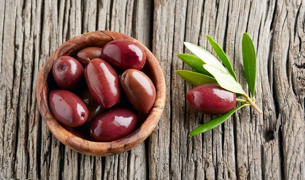 Azeitonas Kalamata Com Folhas Fundo Madeira Branco Velho — Fotografia de Stock