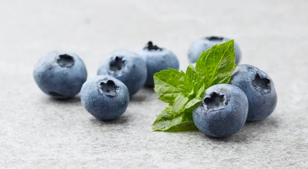 Blueberries Mint Leaves Gray Background — Stock Photo, Image