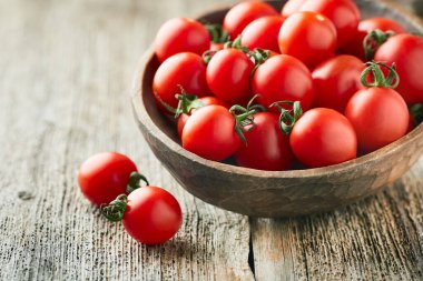 Eski ahşap tabakta domates kirazı