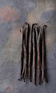 Grafit arkaplanda vanilya kapsülleri