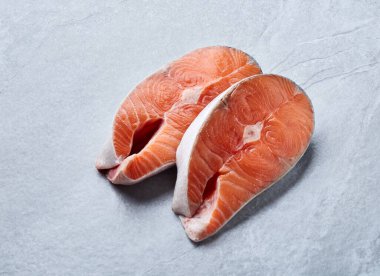 Gri arka planda somon bifteği