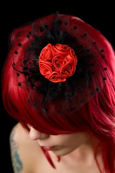 Röda haired gotiska flicka med svart hår fascinator — Stockfoto