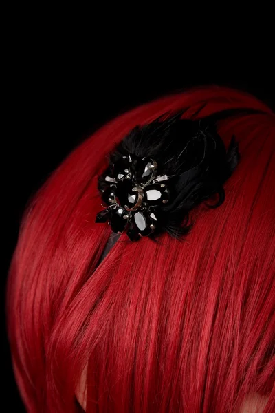 Close-up tiro de cabelo preto fascinante no cabelo vermelho — Fotografia de Stock