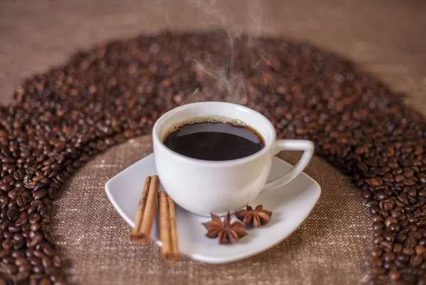 Xícara de café com canela e anis estrelas — Fotografia de Stock