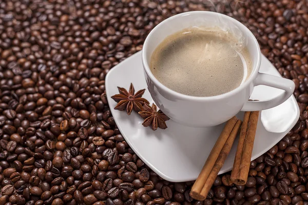 Coffee cup with cinnamon — Stock Photo, Image