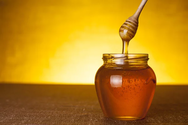 Honey jar with dipper — Stock Photo, Image