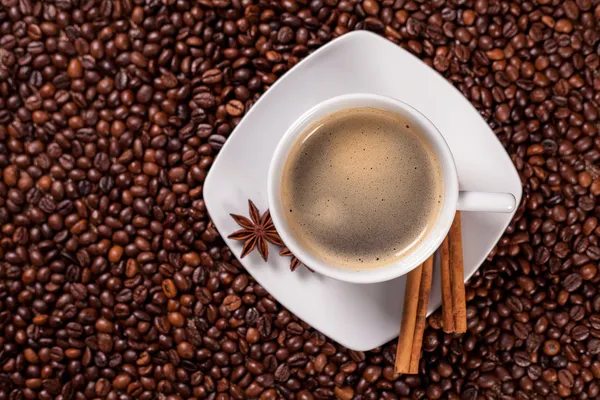 Vista ad alto angolo di una tazza di caffè con cannella — Foto Stock