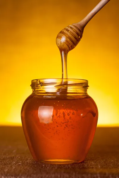 Honey jar with dipper — Stock Photo, Image