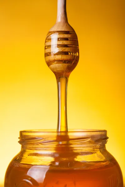 Flowing golden honey — Stock Photo, Image